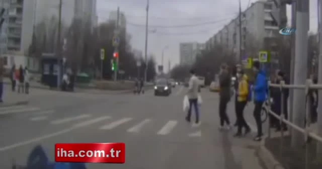 Kırmızıda geçen araç küçük çocuğa çarptı