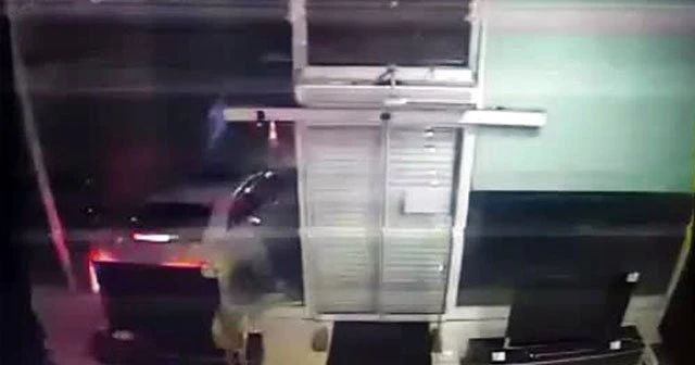 Mağazaya araçla ’girip’ 300 bin TL’lik hırsızlık yaptılar