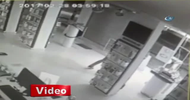 Maskeli cep telefonu hırsızları kamerada