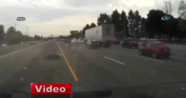 Motosiklet ve sürücüsü metrelerce sürüklendi