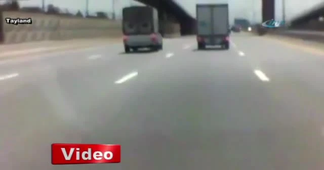 Otomobil alt yola düştü!