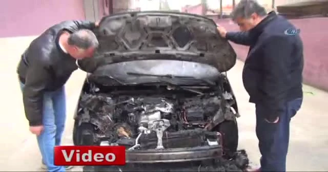 Otomobili kundaklarken kendi de yandı