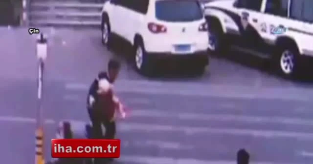 Para için çocuklarını araçların önüne atıyorlar!