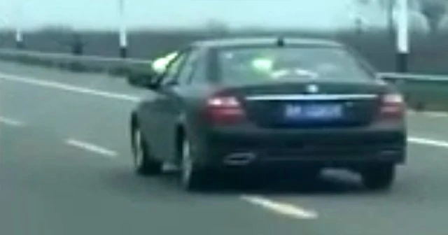Polis memuru kaçan aracın üstünde kaldı