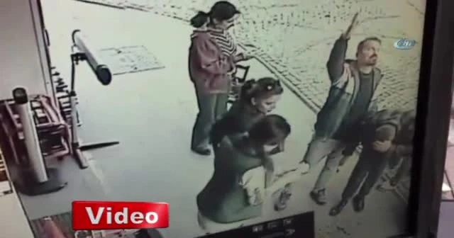 Rize'nin Pazar ilçesinde sokakta yürüyen vatandaşın kafasına tuğla düştü