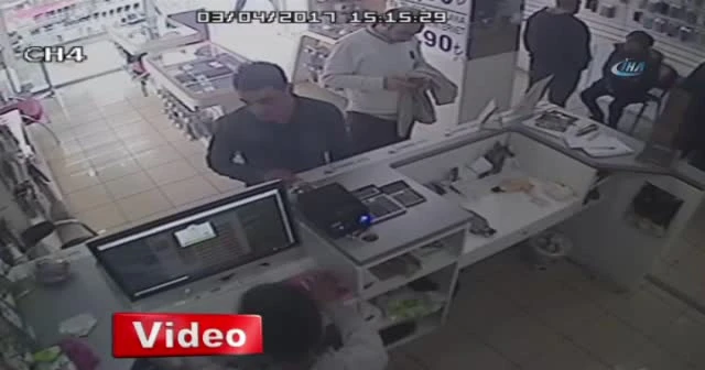 Sadaka kutusu hırsızlığı kamerada