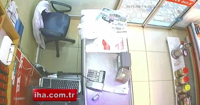 Sadaka kutusu hırsızlığı kamerada