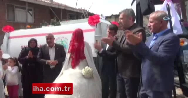 Temizlik aracını gelin arabası yaptı