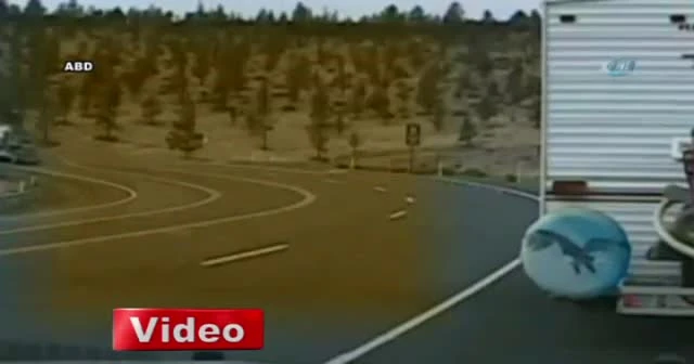 TIR'ın devrildiği an kamerada