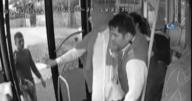 Trafik magandaları yolcu otobüsündekilere dehşeti yaşattı