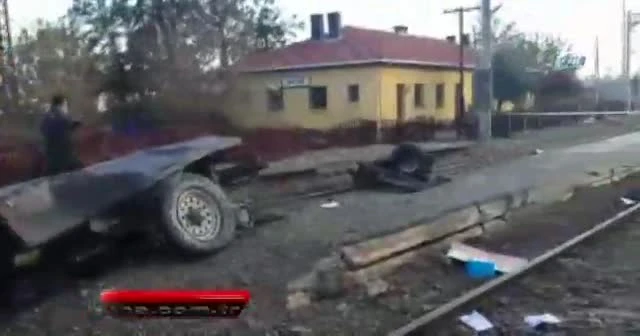 Tren kamyona çarptı: 3 ölü