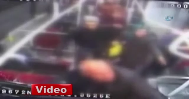 Türk bayrağına saldıran şahsı böyle dövdüler!