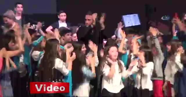 Ünlü sanatçı Kutsi 8 yaşındaki kızıyla konser verdi