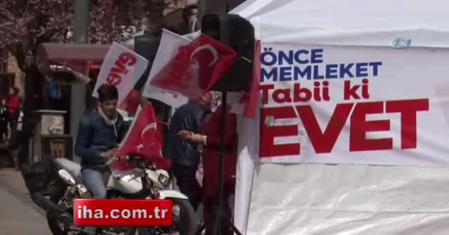 'Evet' ve 'Hayır' çadırları yan yana