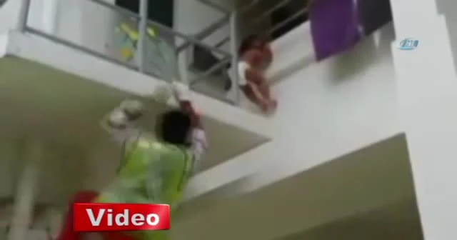 Balkondan sarkan çocuk korkuttu