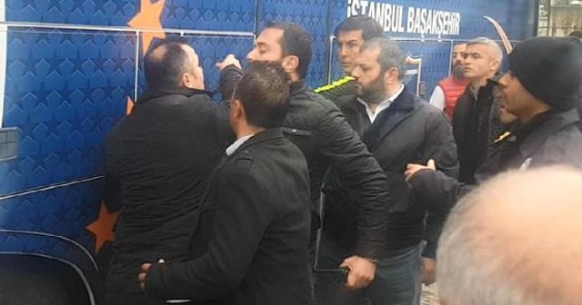 Başakşehirli futbolcular maç sonunda gazeteciye saldırdı