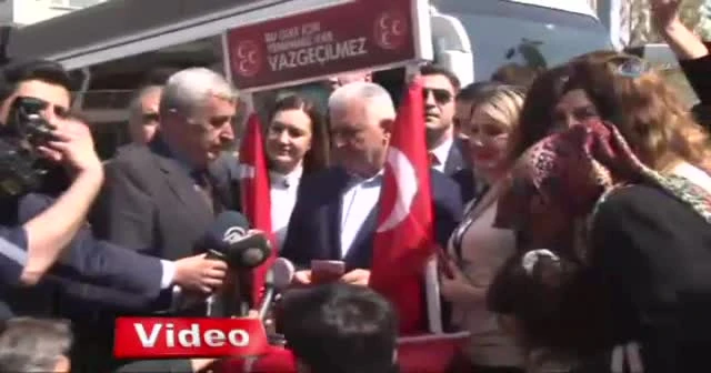 Başbakan Yıldırım, MHP’nin ’evet’ standını ziyaret etti