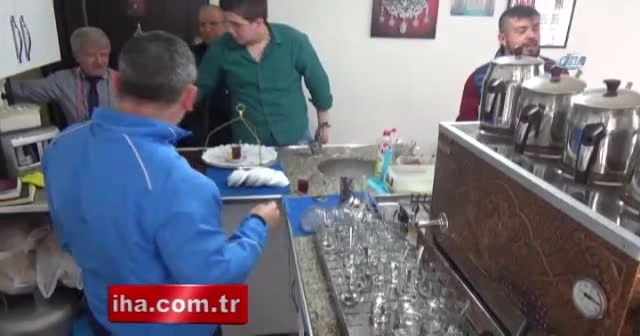 Çalıştığı iş yerini soydu, yakalanmamak için çay askısını alarak kaçtı