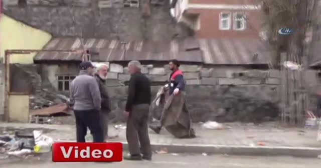 Çöplerini vermemek için kendini kapıya zincirledi
