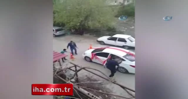 Damadı araçtan indirip diz çöktürdü