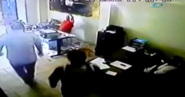 Dev ayna kafasına düştü: O anlar kamerada