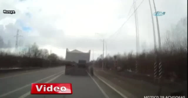 Dev lastik kamyonla yarıştı