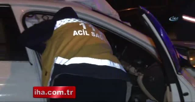 E-5 Karayolu’nda lüks araç bariyere saplandı: 1 yaralı