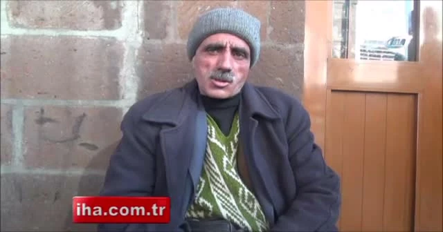 Engelli baba ayakkabı boyayarak çocuklarını okutuyor