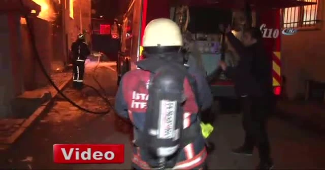 Fatih’te 2 katlı gecekondu alev alev yandı