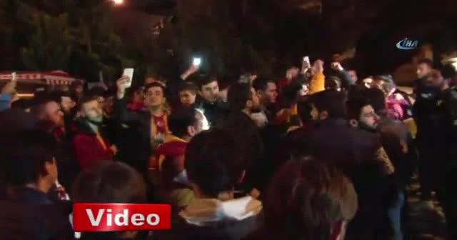 Galatasaray taraftarları, Florya’da yönetim ve futbolcuları protesto etti