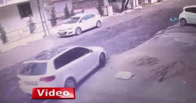Güpegündüz televizyon hırsızlığı kamerada