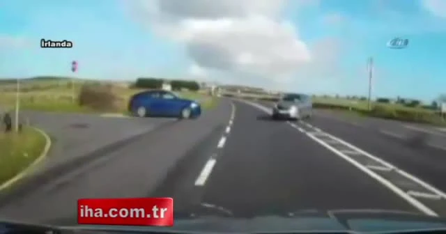 Kadın sürücünün dikkatsiz dönüşü kazayla bitti