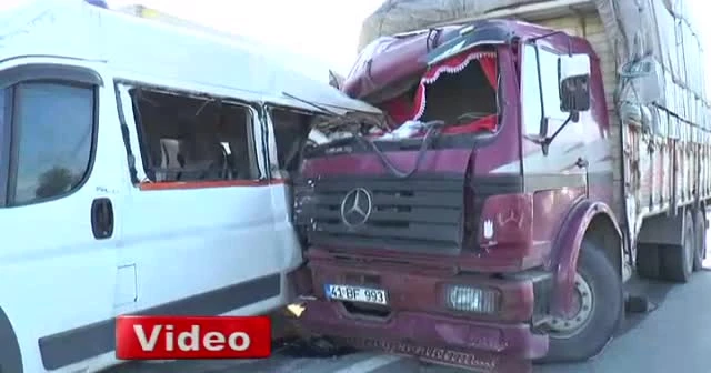 Kamyon, yolcu alan işçi servisine çarptı: 5 yaralı