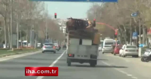 Kamyonetin kasasında tehlikeli yolculuk