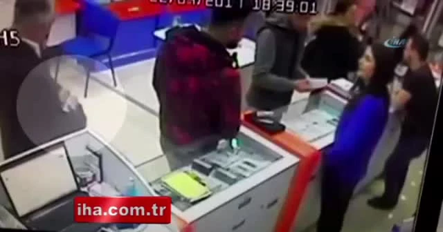 Kaşla göz arasında 3 bin liralık telefonu çaldı