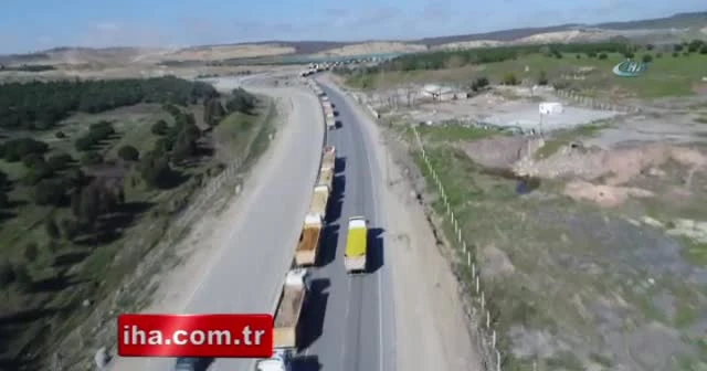 Kilometrelerce hafriyat kamyonu kuyruğu havadan görüntüledi