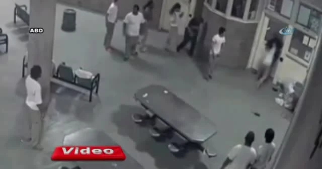 Mahkumların saldırdığı polisler canını zor kurtardı