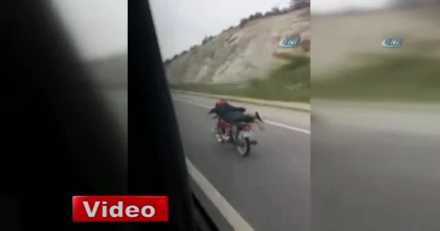 Motosiklet üzerinde tehlikeli yolculuk kamerada