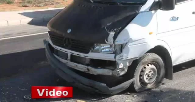 Öğretmenleri taşıyan servis ile otomobil çarpıştı:3 yaralı