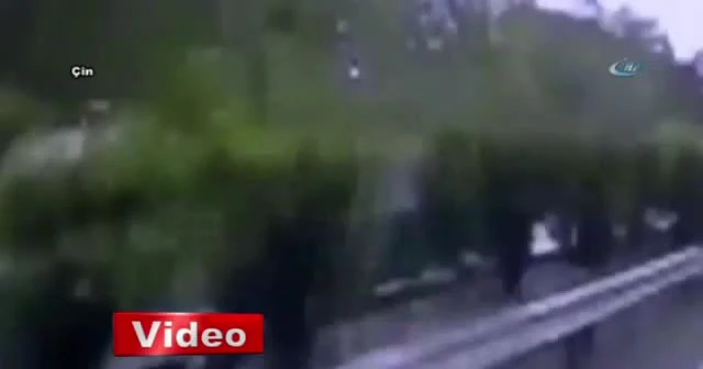 Otobüs bariyerlere çarptı, yolcular dışarı uçtu