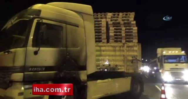 Palet yüklü tırda seyir halindeyken yangın çıktı