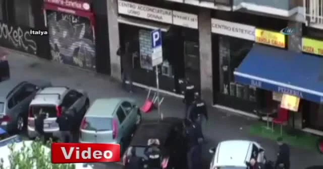 Polis bıçaklı şahsı vurdu
