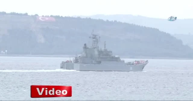 Rus savaş gemisiyle yük gemisi çarpıştı!
