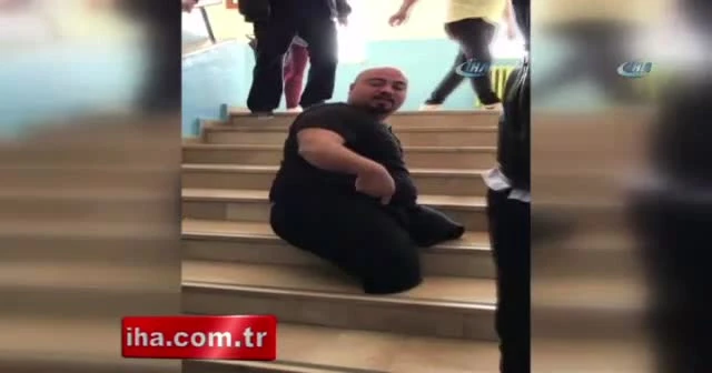 Sandığa giden engelli merdivenlerden sürünerek çıktı