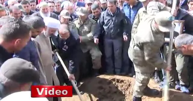 Şehidin cenazesinde askerler gözyaşlarına hakim olamadı