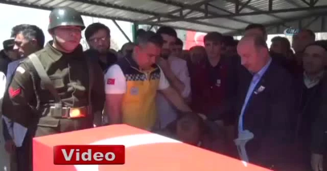 Şehit babalarını asker üniformasıyla uğurladılar