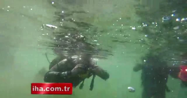Ünlü sanatçı Ata Demirer deniz dibinde çöp topladı