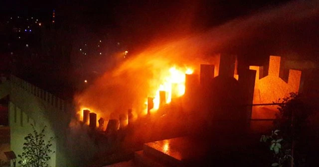 Üst geçidi ateşe verdiler
