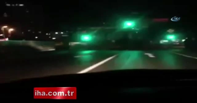 Virajı alamayan otomobil refüje çarparak karşı şeride geçti