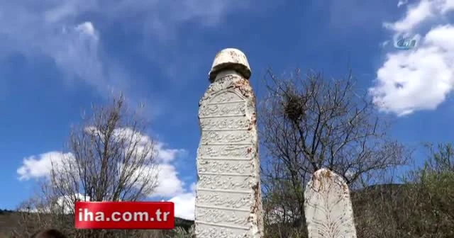 400 yıllık mezar taşlarında kurşun izleri